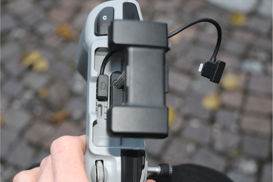 Unter der Antenne der DJI Mini 3 Pro Fernsteuerung befindet sich das Verbindungskabel zwischen Controller und Smartphone